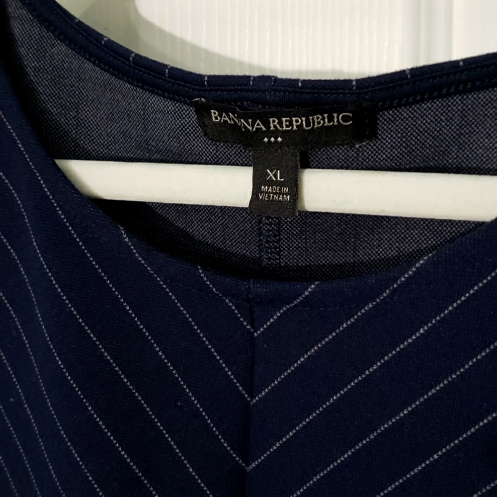 Banana Republic Navy cropped, stripped top (XL)